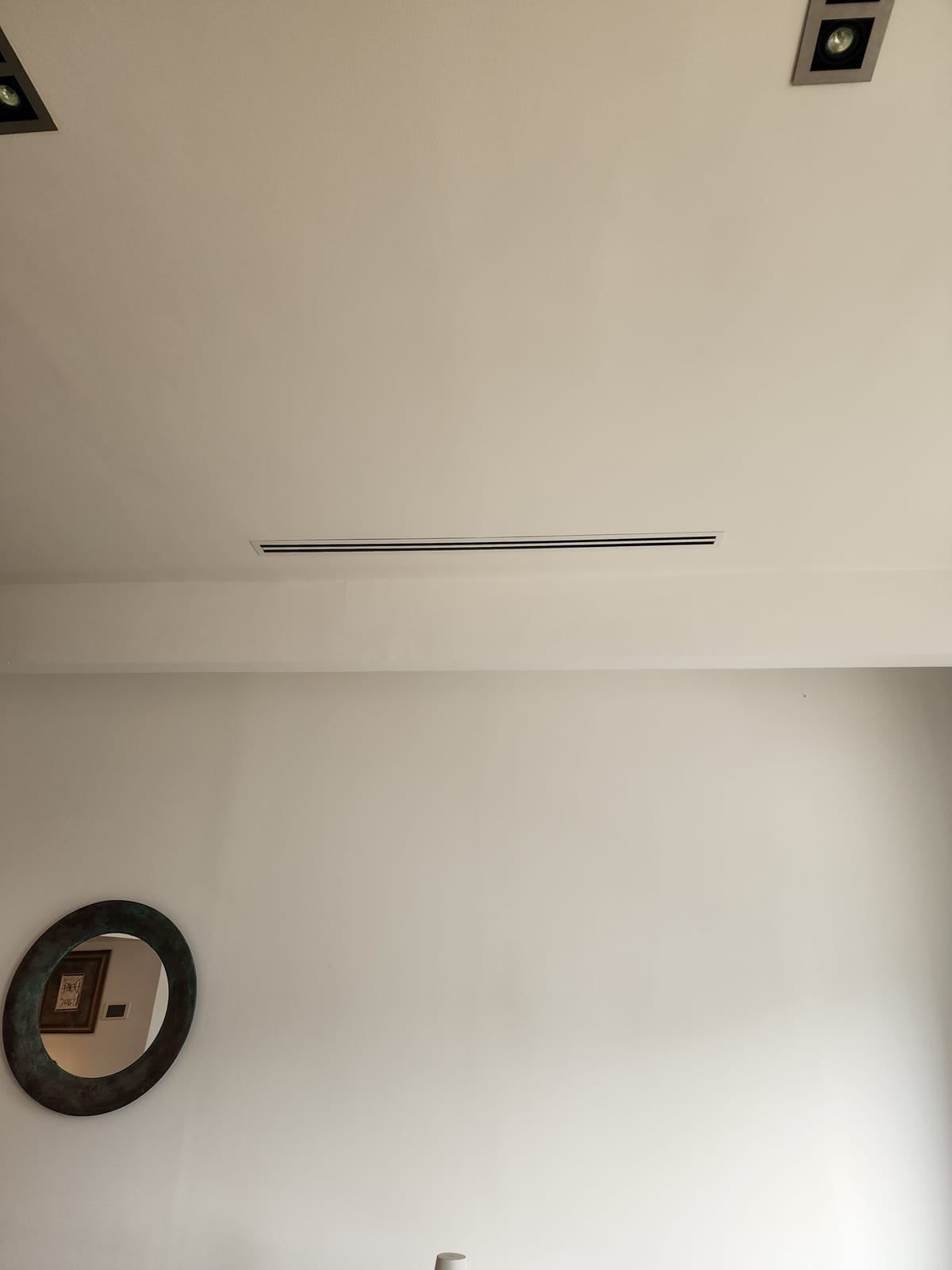 Living room with finished linear slot diffuser on wall